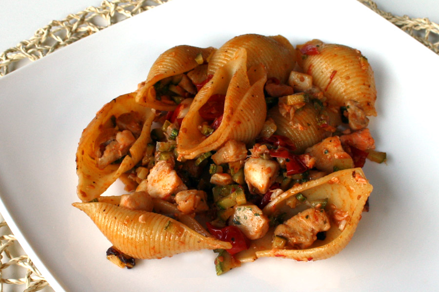 Conchiglioni al sugo di pesce e zucchine