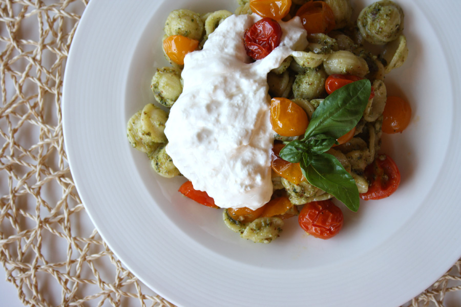 Orecchiette con pomodorini pesto alle mandorle e burrata