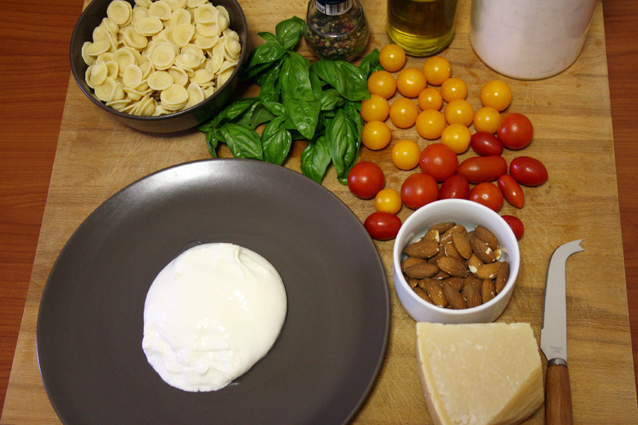 Ingredienti orecchiette con pomodorini pesto e burrata