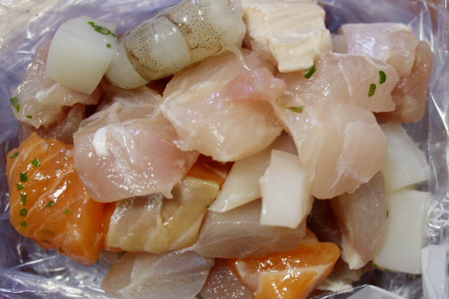 Pesce misto per ricetta conchiglioni al sugo di pesce zucchine