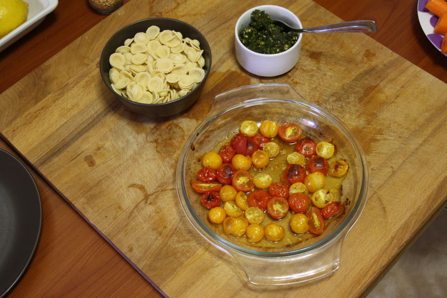 Preparazione orecchiette con pomodorini pesto e burrata