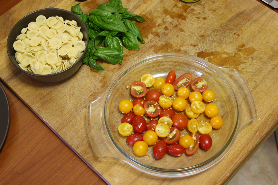 Preparazione orecchiette con pomodorini pesto e burrata