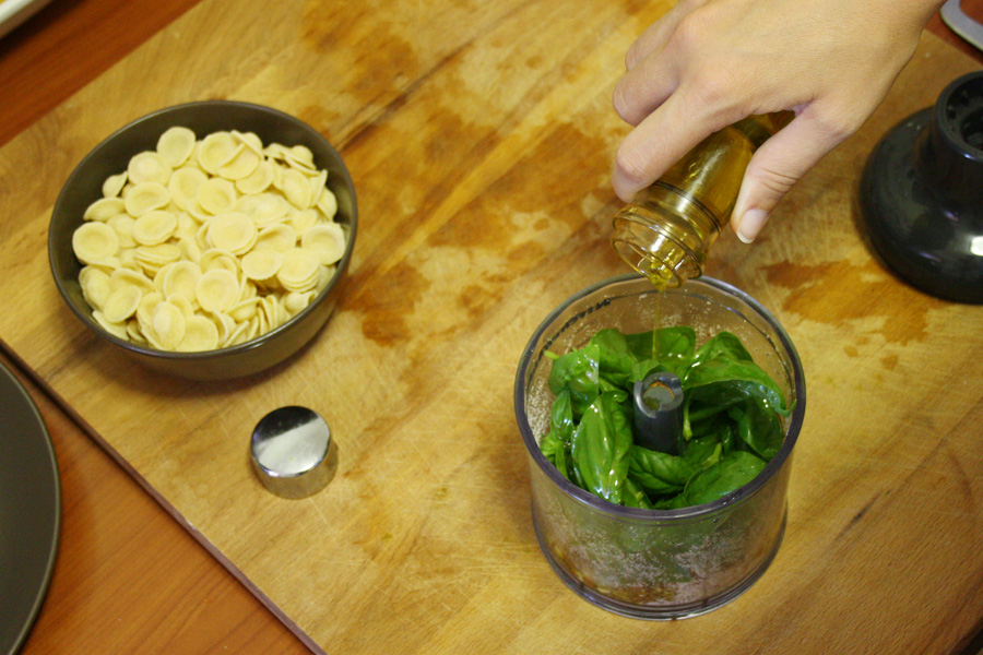 Preparazione orecchiette con pomodorini pesto e burrata