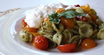 Orecchiette con pomodorini pesto e burrata