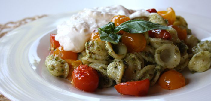 Orecchiette con pomodorini pesto e burrata