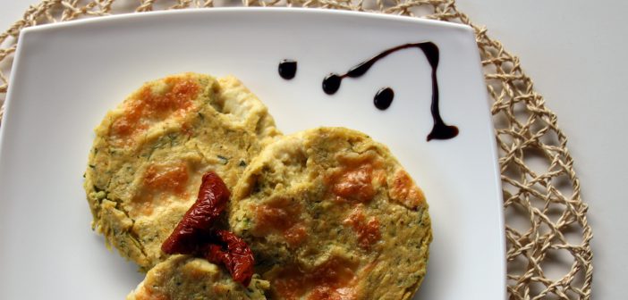 Scopri come preparare la farinata di ceci o cecina e arricchirla con zucchine e mozzarella! Una ricetta facile, veloce e buonissima!