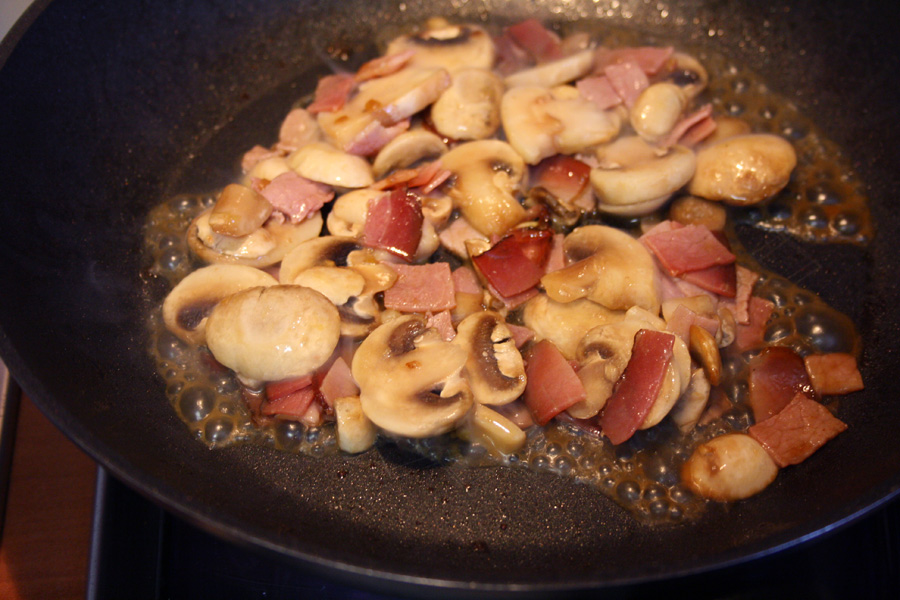 Cottura in padella spaetzle speck e funghi