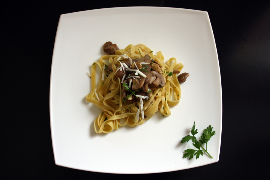 Impiattamento tagliatelle funghi e noci