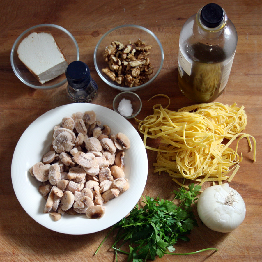 Ingredienti ricetta tagliatelle funghi e noci