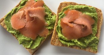 toast con crema di avocado e salmone affumicato