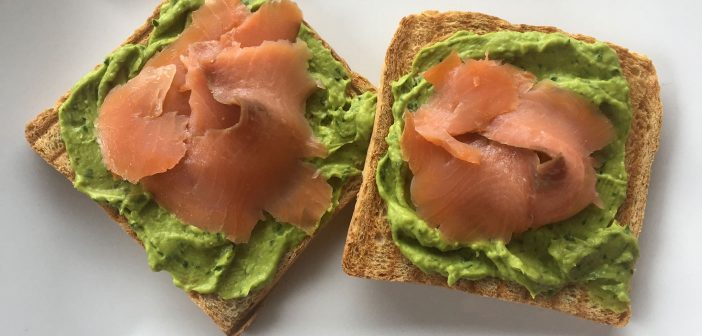 toast con crema di avocado e salmone affumicato