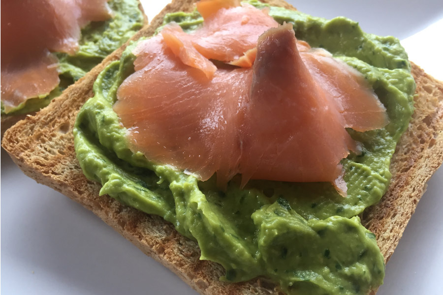 Toast con crema di avocado e salmone affumicato