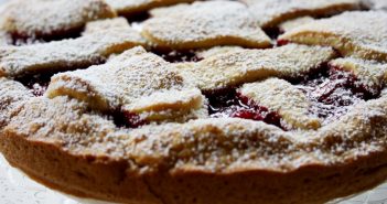 Crostata con fragole fresche caramellate