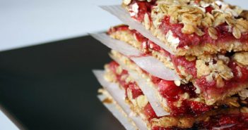 Barrette di fiocchi d'avena e fragole, scopri la ricetta facile e veloce!