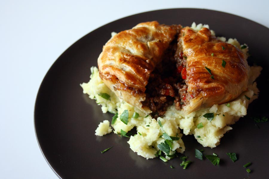 Torta salata ripiena di manzo e pollo: ecco il Pie and Mash!