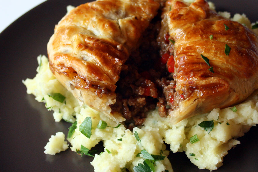 Torta salata ripiena di manzo e pollo: ecco il Pie and Mash!