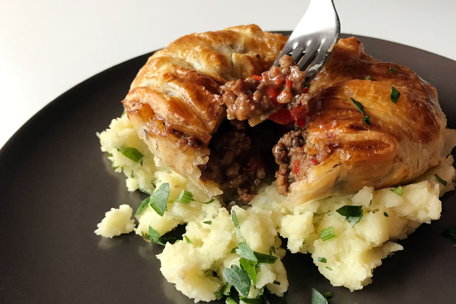 Torta salata ripiena di manzo e pollo: ecco il Pie and Mash!