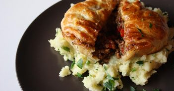 Torta salata ripiena di manzo e pollo: ecco il Pie and Mash!