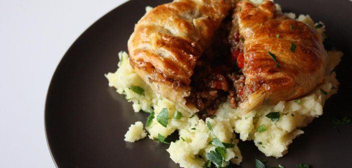 Torta salata ripiena di manzo e pollo: ecco il Pie and Mash!