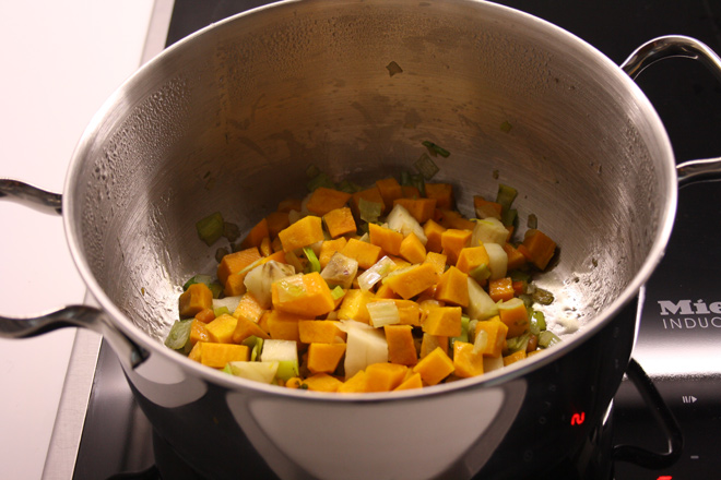 Risotto di zucca e topinambur con chips di topinambur e granella di mandorle tostate