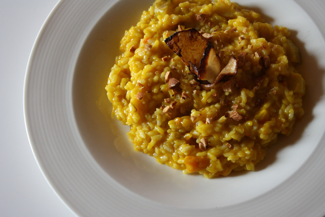 Risotto di zucca e topinambur con chips di topinambur e granella di mandorle tostate