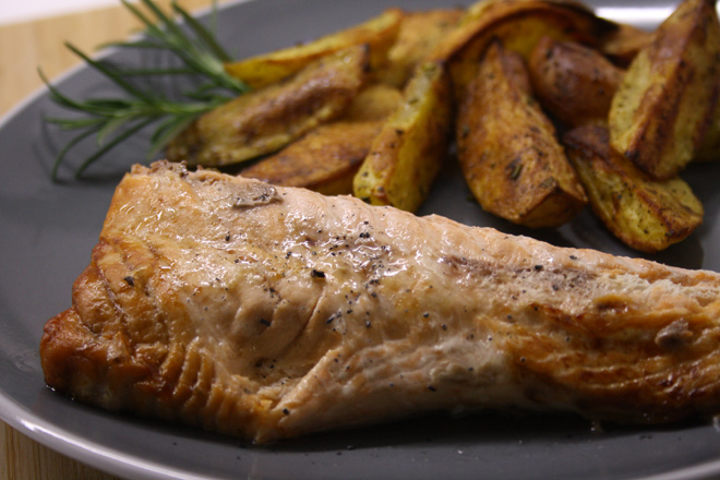 Salmone al forno con contorno di patate speziate, ecco la tua cena di stasera!