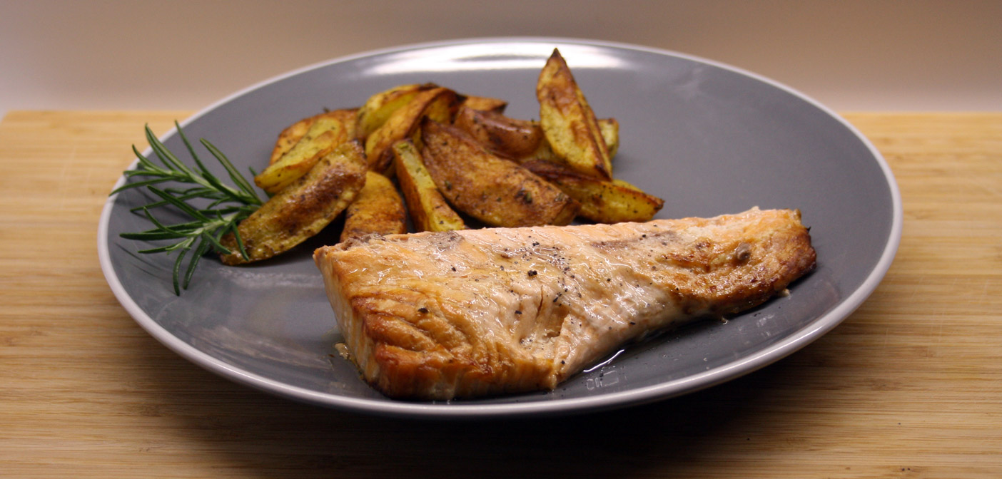 Ricetta Salmone al forno con patate speziate! Facile e veloce!