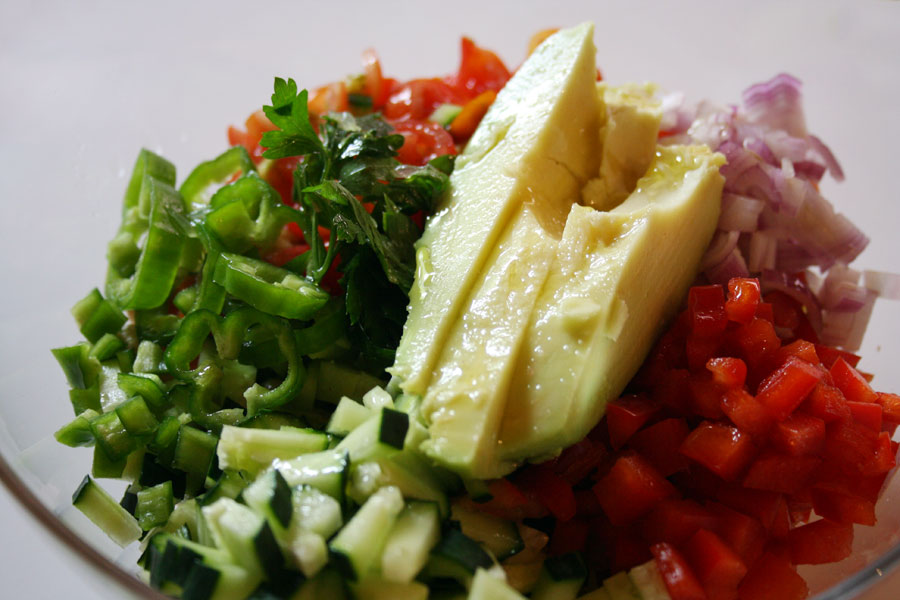 Insalata di ceci estiva: il pranzo gustoso e leggero che stavi cercando!