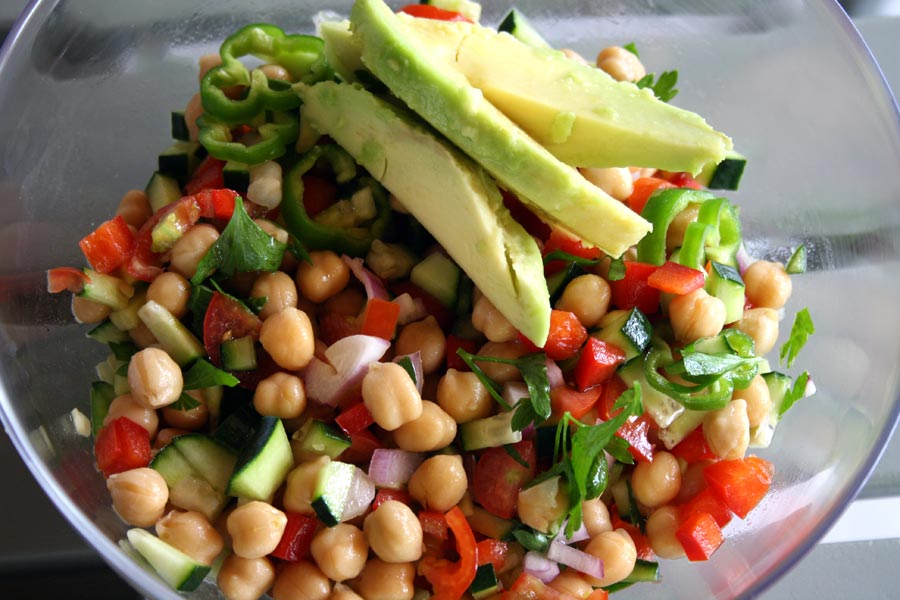 Prepara una buonissima insalata di ceci estiva senza accendere nessun fornello! Buona, fresca, coloratissima e gustosissima! Provala subito!