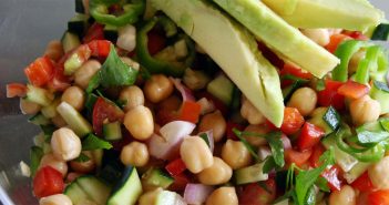 Insalata di ceci estiva: il pranzo gustoso e leggero che stavi cercando!