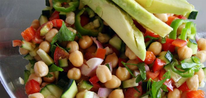 Insalata di ceci estiva: il pranzo gustoso e leggero che stavi cercando!