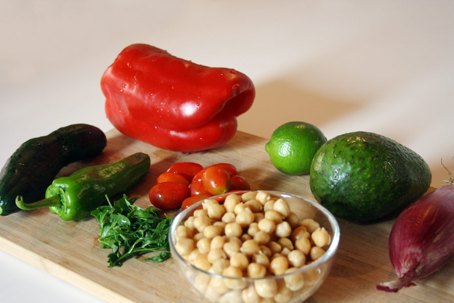 Insalata di ceci estiva: il pranzo gustoso e leggero che stavi cercando!