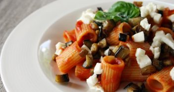 Mezze maniche con melanzane croccanti e mozzarella fresca!