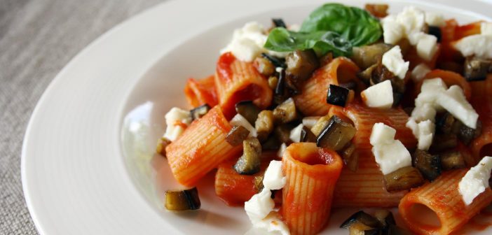 Mezze maniche con melanzane croccanti e mozzarella fresca!