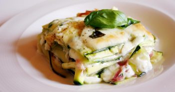 Parmigiana di zucchine a crudo da cuocere direttamente in forno!