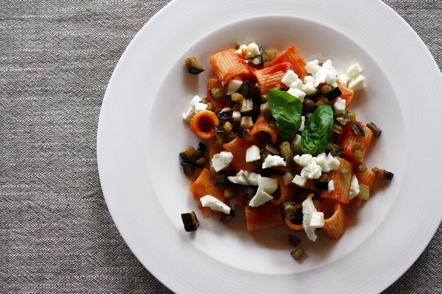 Mezze maniche con melanzane croccanti e mozzarella fresca!