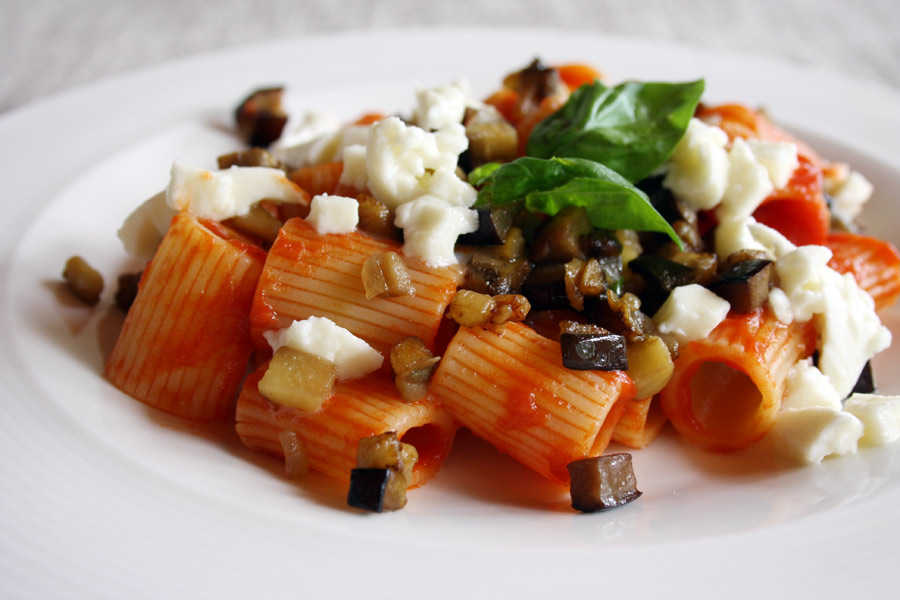 Mezze maniche con melanzane croccanti e mozzarella fresca!