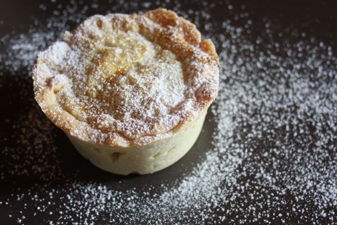 Torta di riso dolce con gocce di cioccolato fondente
