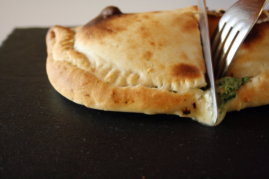 Cena vegetariana veloce e deliziosa: calzone ripieno con ricotta e spinaci