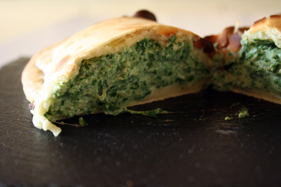 Cena vegetariana veloce e deliziosa: calzone ripieno con ricotta e spinaci