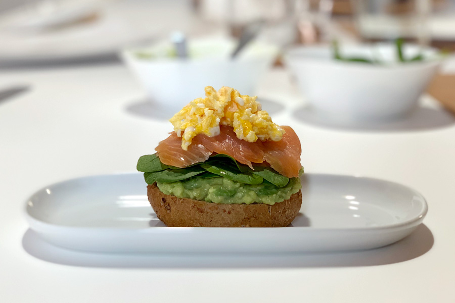 Colazione proteica: con avocado, salmone e uova!