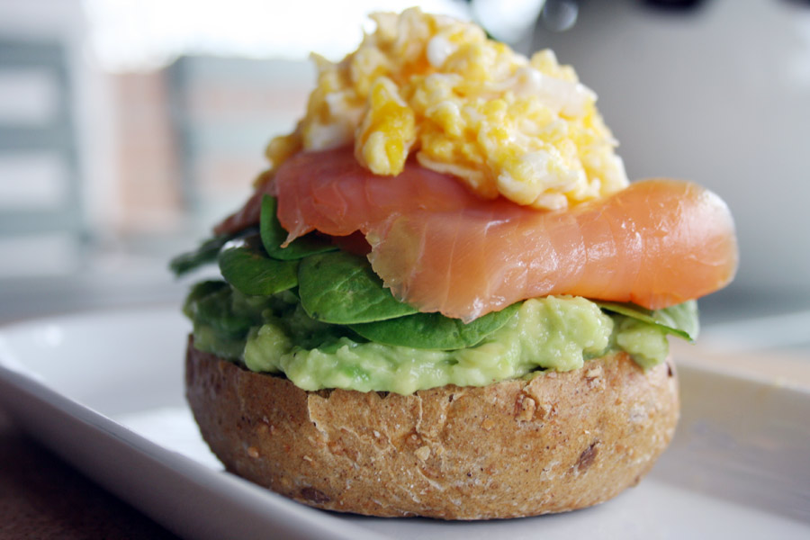 Colazione proteica: con avocado, salmone e uova!
