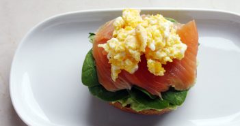 Colazione proteica: con avocado, salmone e uova! Colazione proteica: con avocado, salmone e uova!