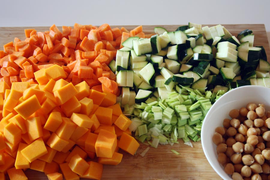 Minestrone di verdure fatto in casa con zucca e ceci