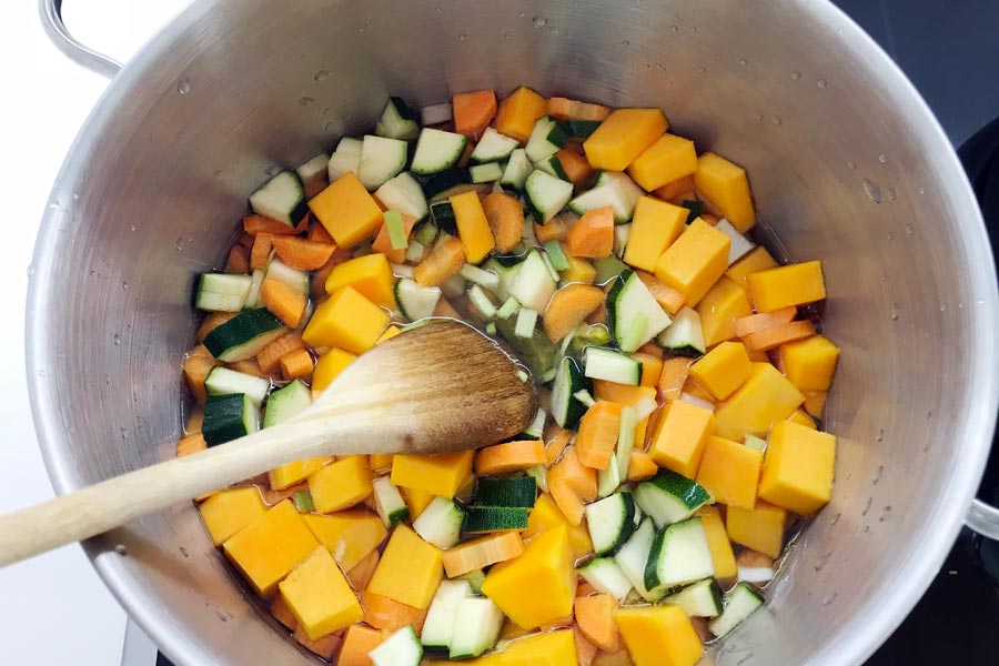 Minestrone di verdure fatto in casa con zucca e ceci