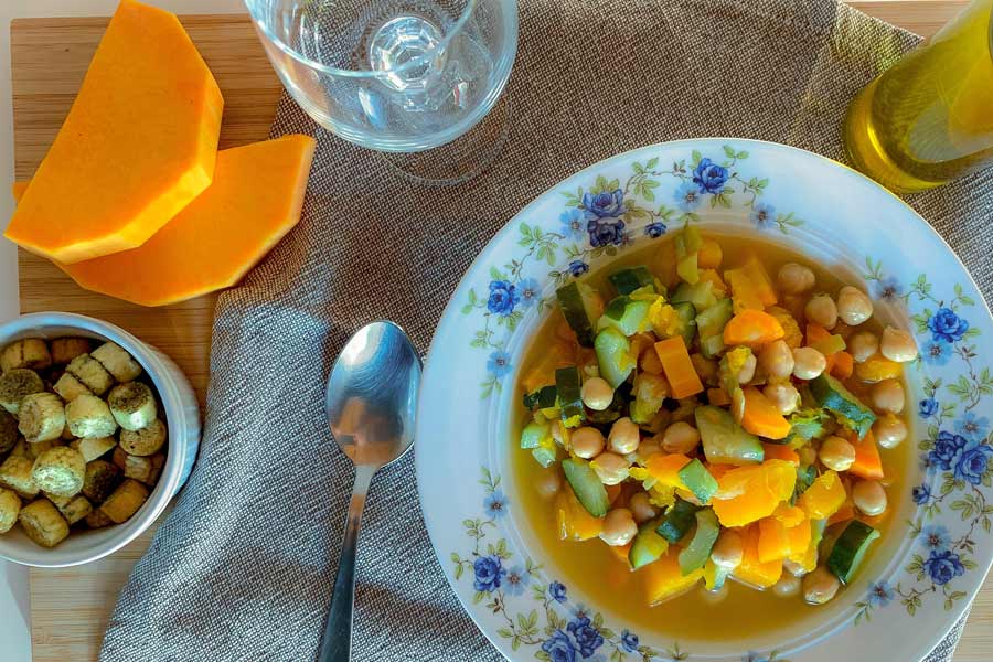 Minestrone di verdure fatto in casa con zucca e ceci