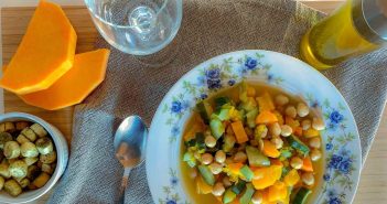 Minestrone di verdure fatto in casa con zucca e ceci