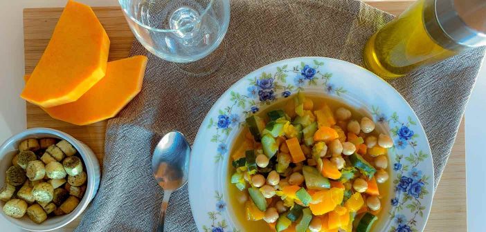 Minestrone di verdure fatto in casa con zucca e ceci