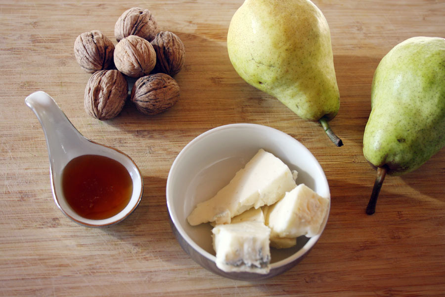 Pere al forno con gorgonzola e noci, il dessert facile, veloce e buonissimo!