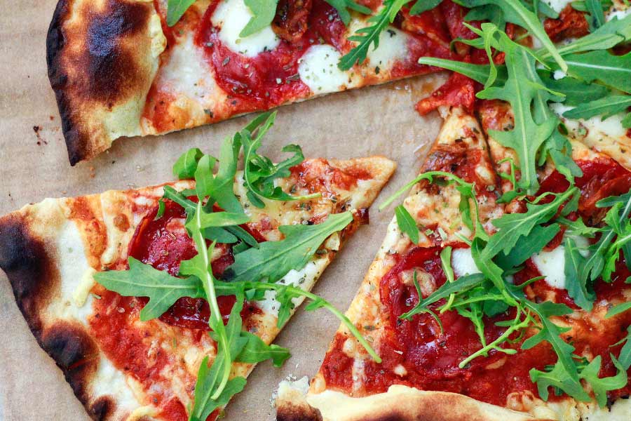 Ricetta per preparare la pasta per pizza senza l'impastatrice La procedura è la stessa, procurati una ciotola grande, versa l'acqua e il lievito, mescola con una forchetta e poi aggiungi la farina pian piano miscelando bene gli ingredienti, prima con una forchetta e poi con le mani. Quando il panetto di pasta sarà abbastanza compatto passalo su un piano di lavoro infarinato e continua ad impastare finché la pasta per pizza non sarà omogenea.